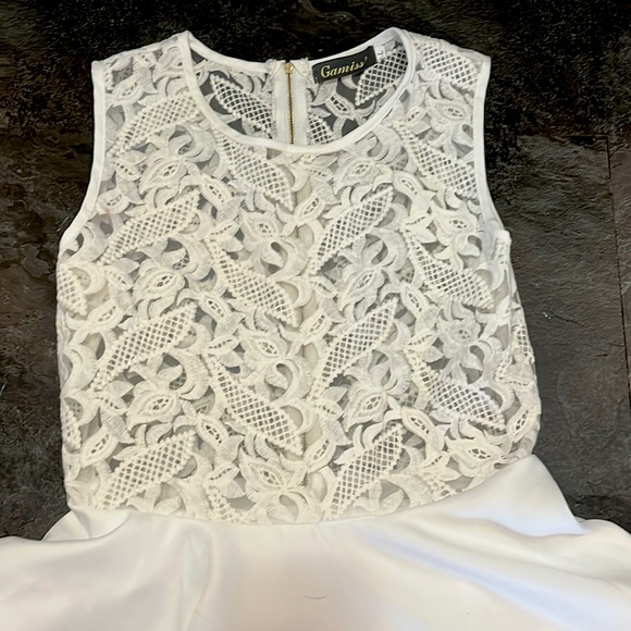 White sleeveless short dress with flare Gamiss brand - Picture 3 of 3